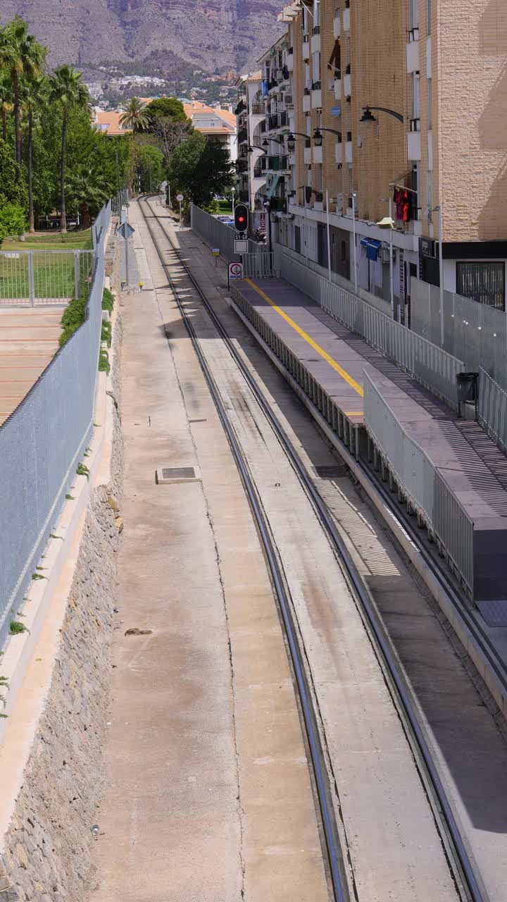 夏季，西班牙阿尔特亚镇市中心的火车轨道视频下载