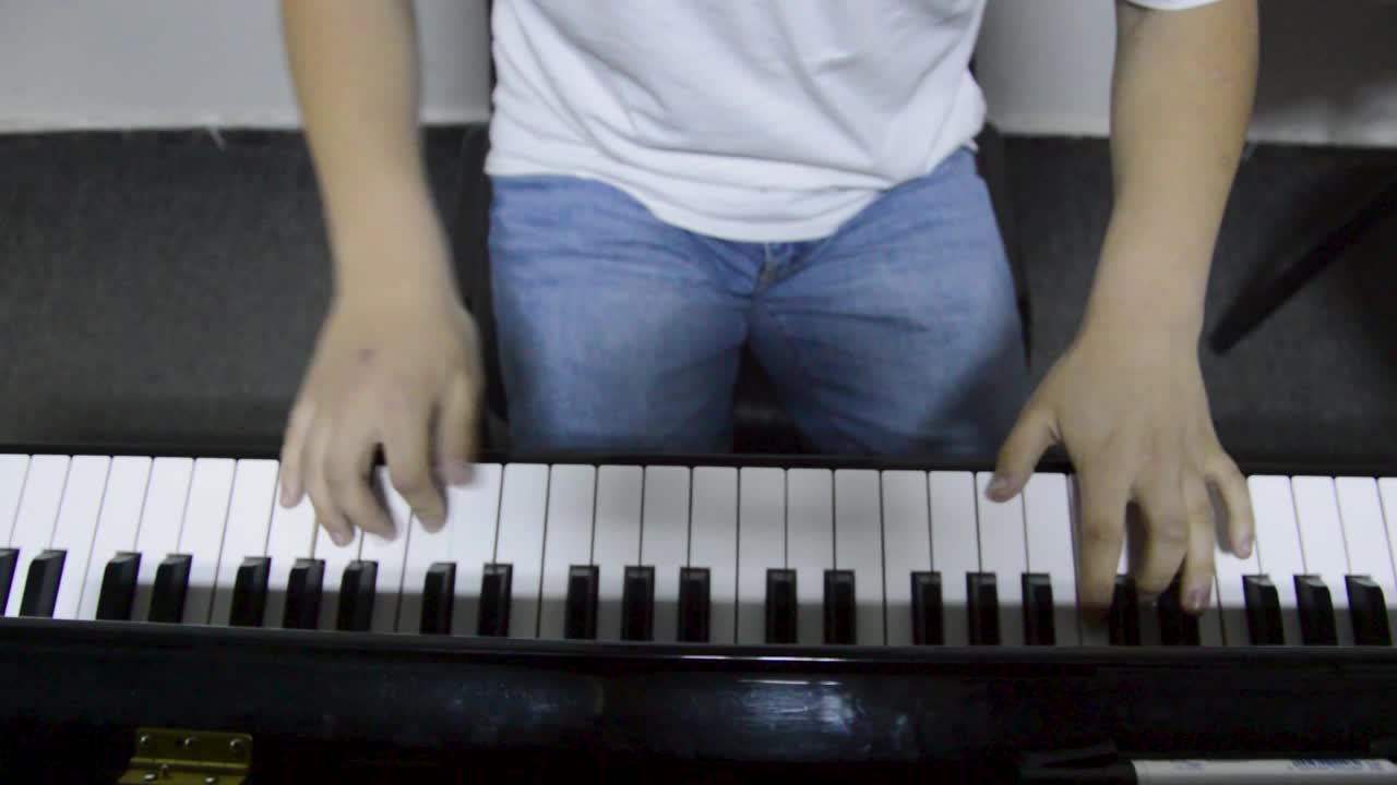 弹钢琴视频素材