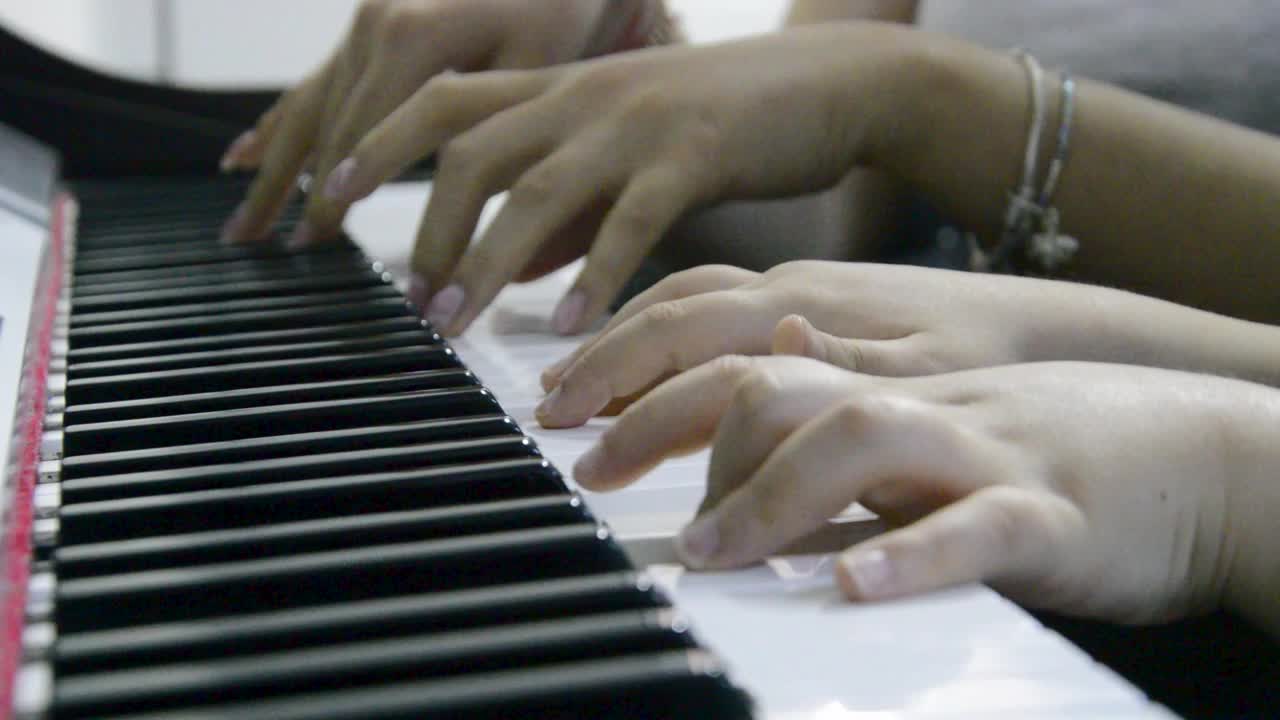 弹钢琴视频素材