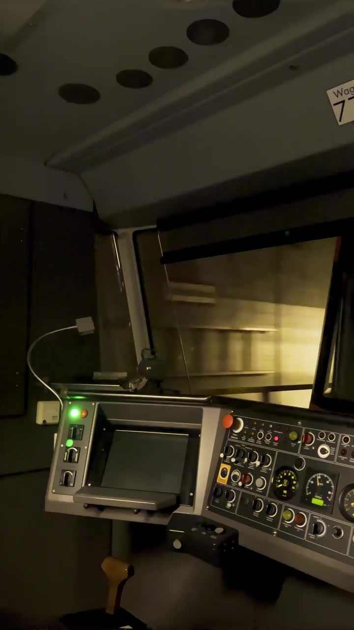 从一辆无人驾驶地铁列车的最后一个驾驶室看到的景象，这辆列车正在通过地铁隧道。自动先进交通系统，德国纽伦堡的地铁视频素材