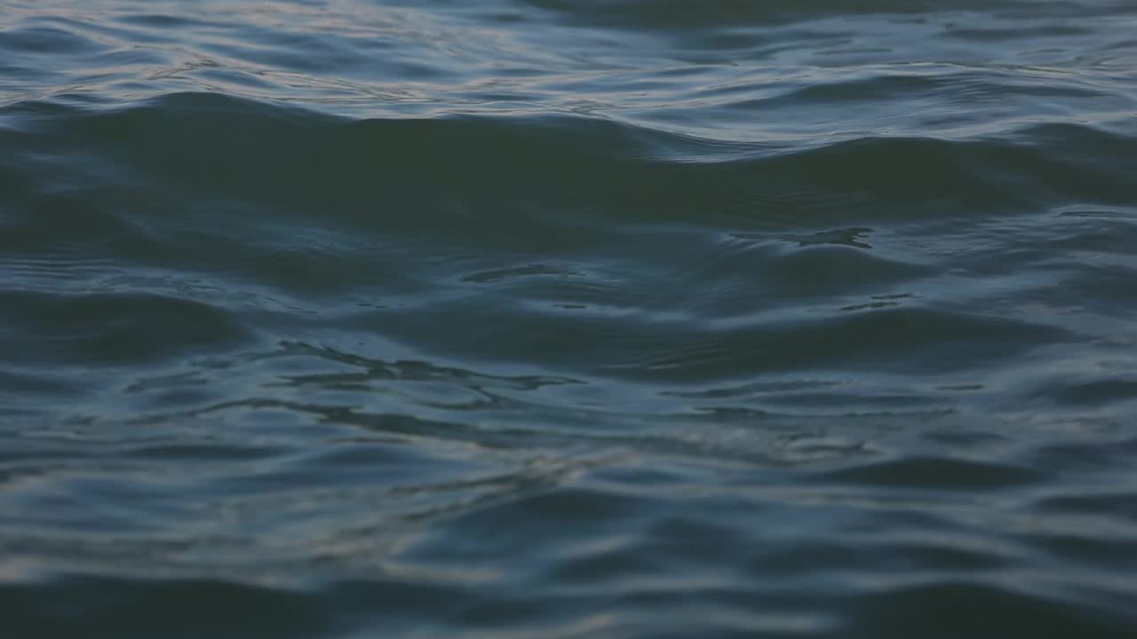 蓝色的海浪背景慢动作视频下载