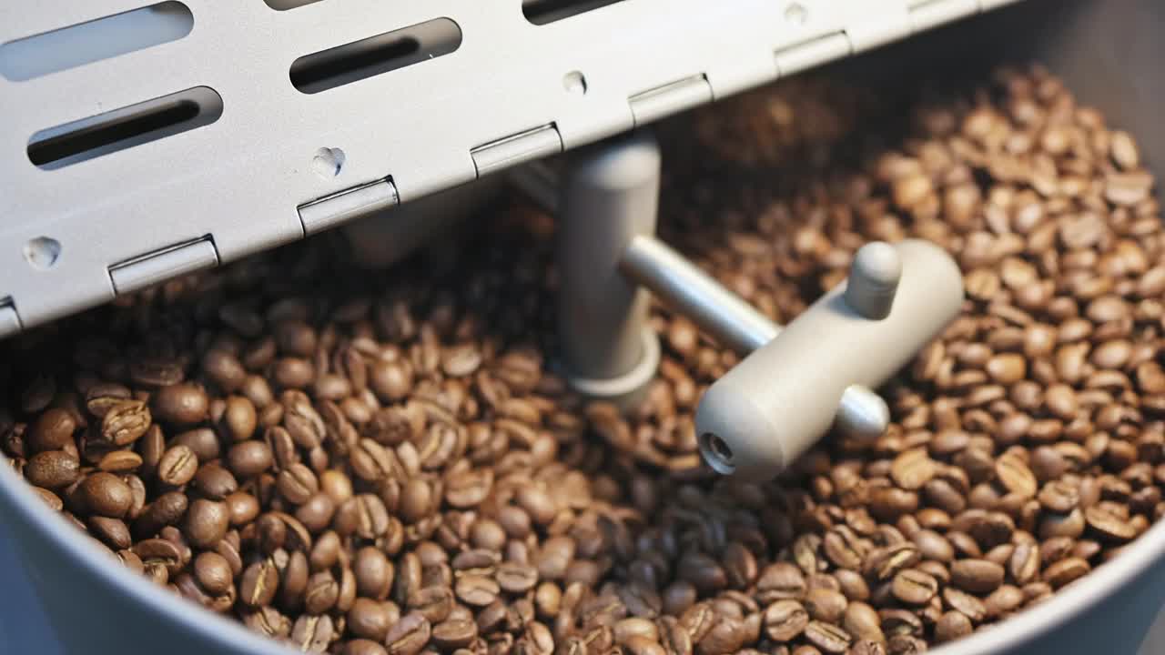烘烤咖啡豆的干燥机，用于混合烘烤咖啡豆的原料视频下载