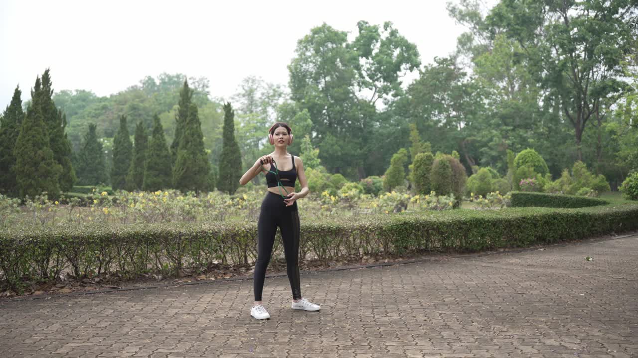夏日清晨，身着运动服的亚洲美女在公园慢跑，享受户外活动、健身运动训练。视频下载