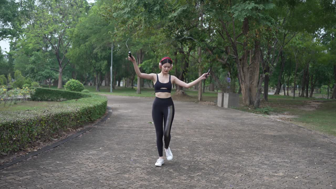 夏日清晨，身着运动服的亚洲美女在公园慢跑，享受户外活动、健身运动训练。视频下载