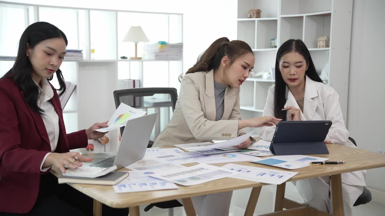 微笑的亚洲女商人在办公室用笔记本电脑和女顾问在会议室笑着与同事交流，合作，新的商业理念视频下载