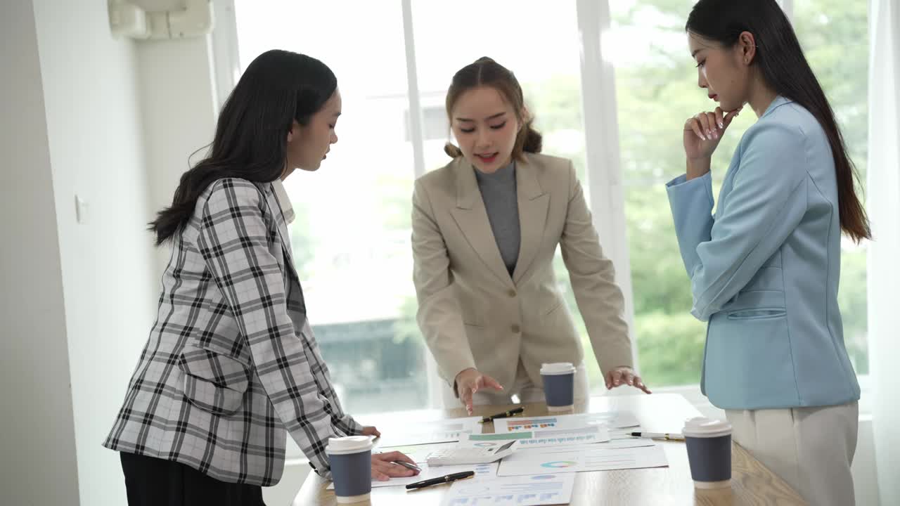 微笑的亚洲女商人在办公室用笔记本电脑和女顾问在会议室笑着与同事交流，合作，新的商业理念视频下载