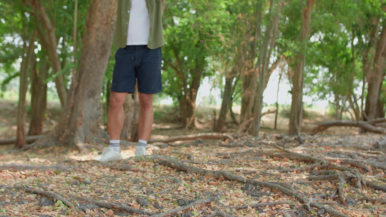 一个人站在森林里，脚踩在地上视频下载