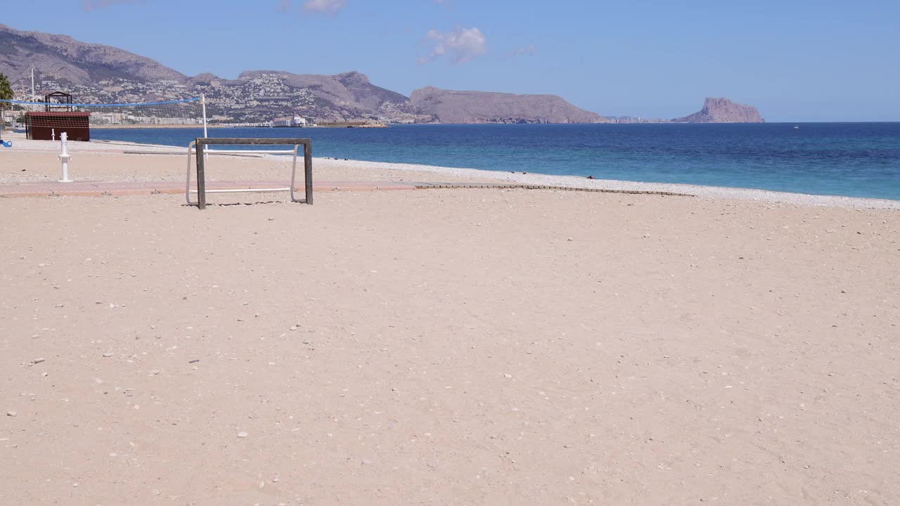在西班牙阿利坎特的阿尔比尔，阿尔特亚，美丽的海滩上，足球网在海边的海滩上被称为普拉亚德卡普布兰奇视频下载