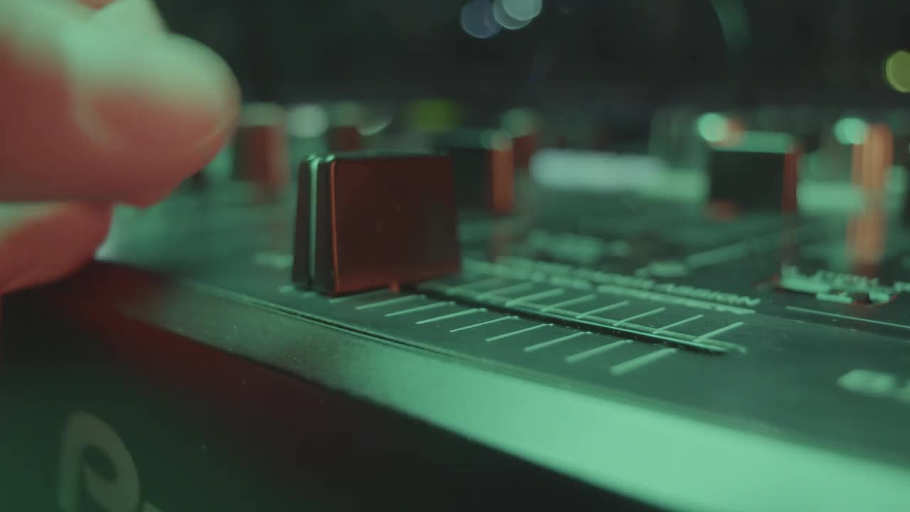 有经验的DJ通过移动滑块来增加音量视频下载