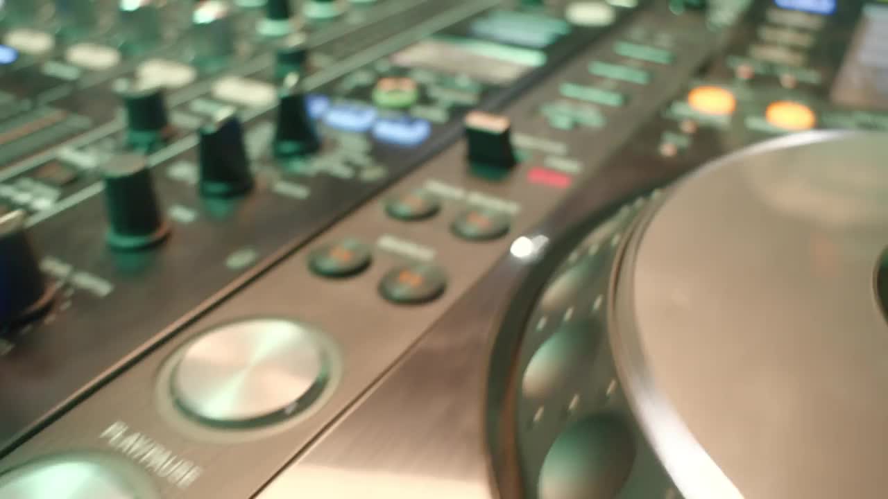 经验丰富的DJ移动均衡器开关来平衡声音视频下载