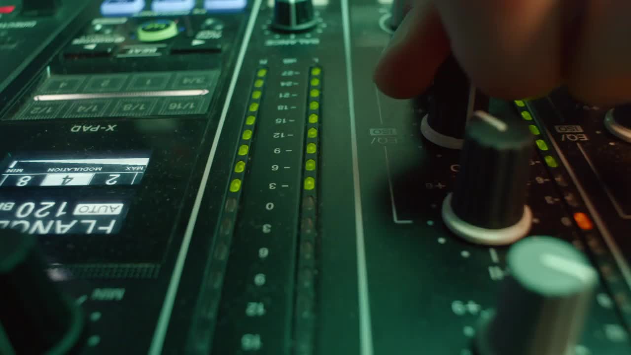 DJ通过音量调节控制音乐的强度视频下载