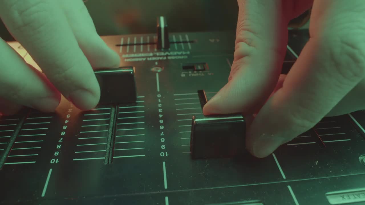 DJ使用控制器上的滑块调整轨道的速度视频下载