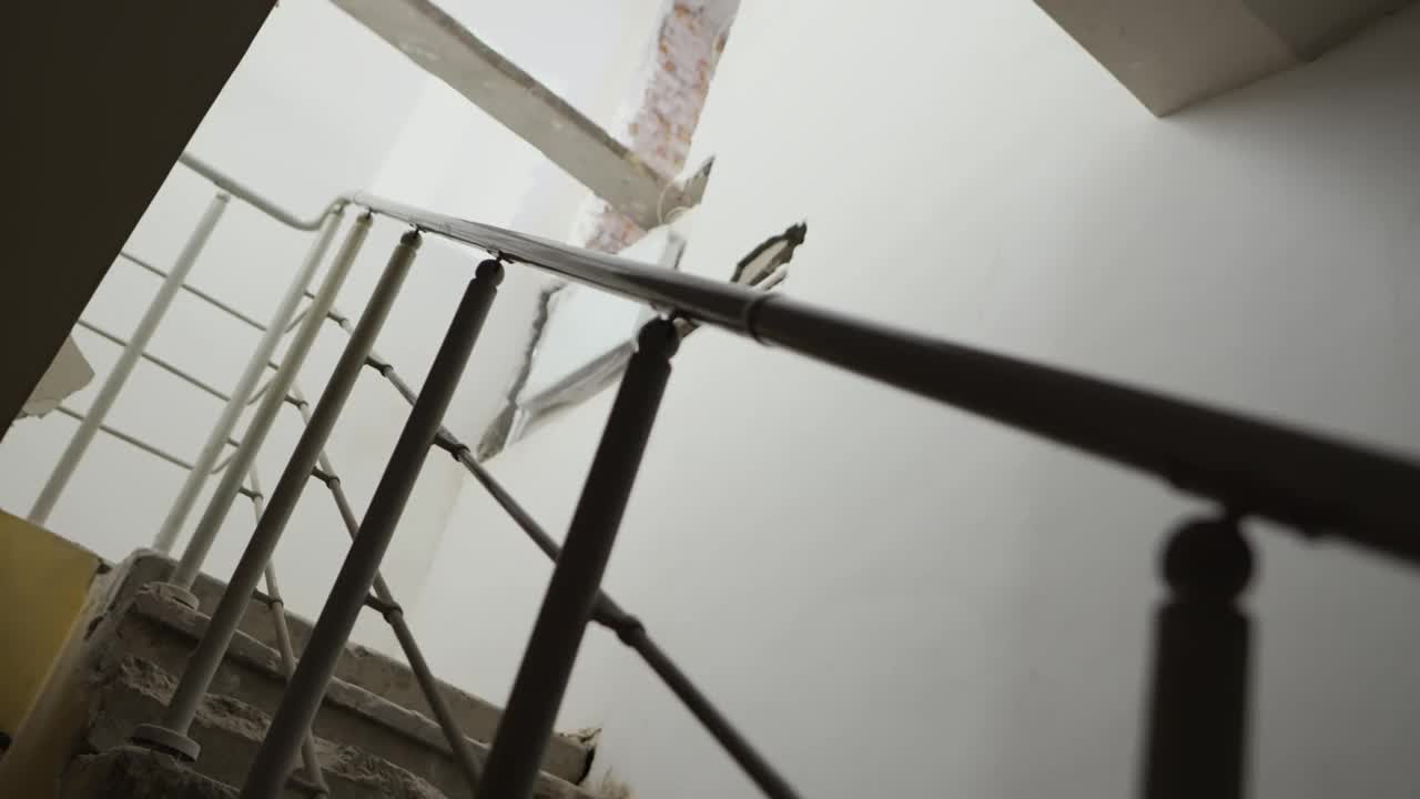 修复后建筑物楼梯上的现代金属扶手视频下载