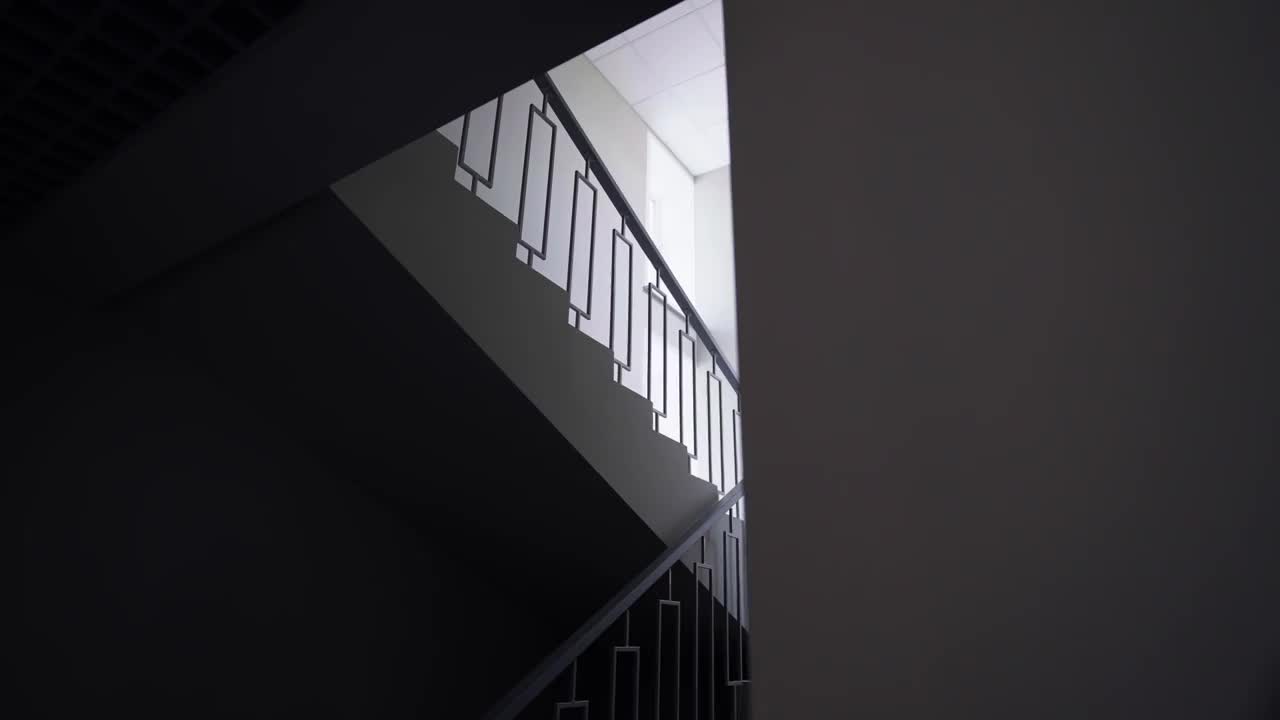 楼梯配有坚固的扶手，日光照明视频下载