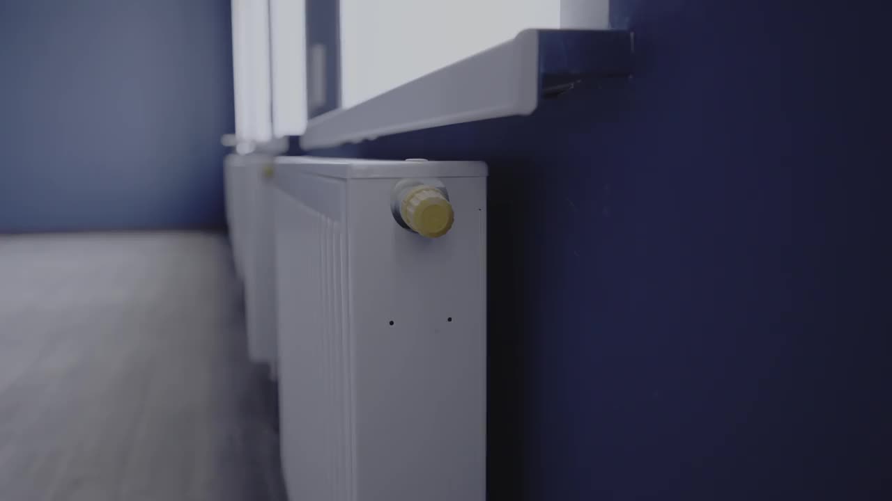 新的现代散热器安装在塑料窗台下视频下载