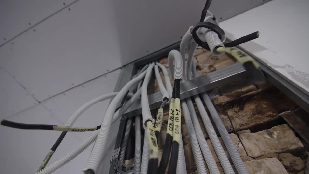 未连接的电缆挂在砖墙上，房间内有框架视频下载