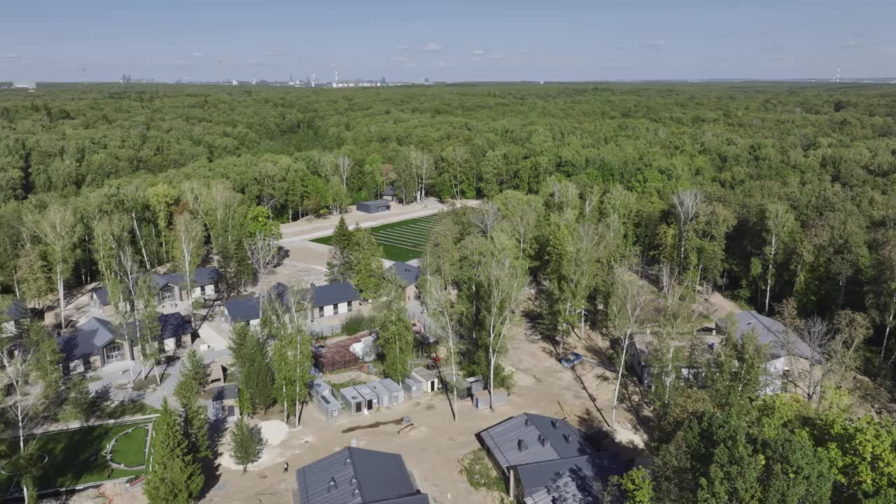 别墅被茂密的森林包围的豪华村庄视频下载