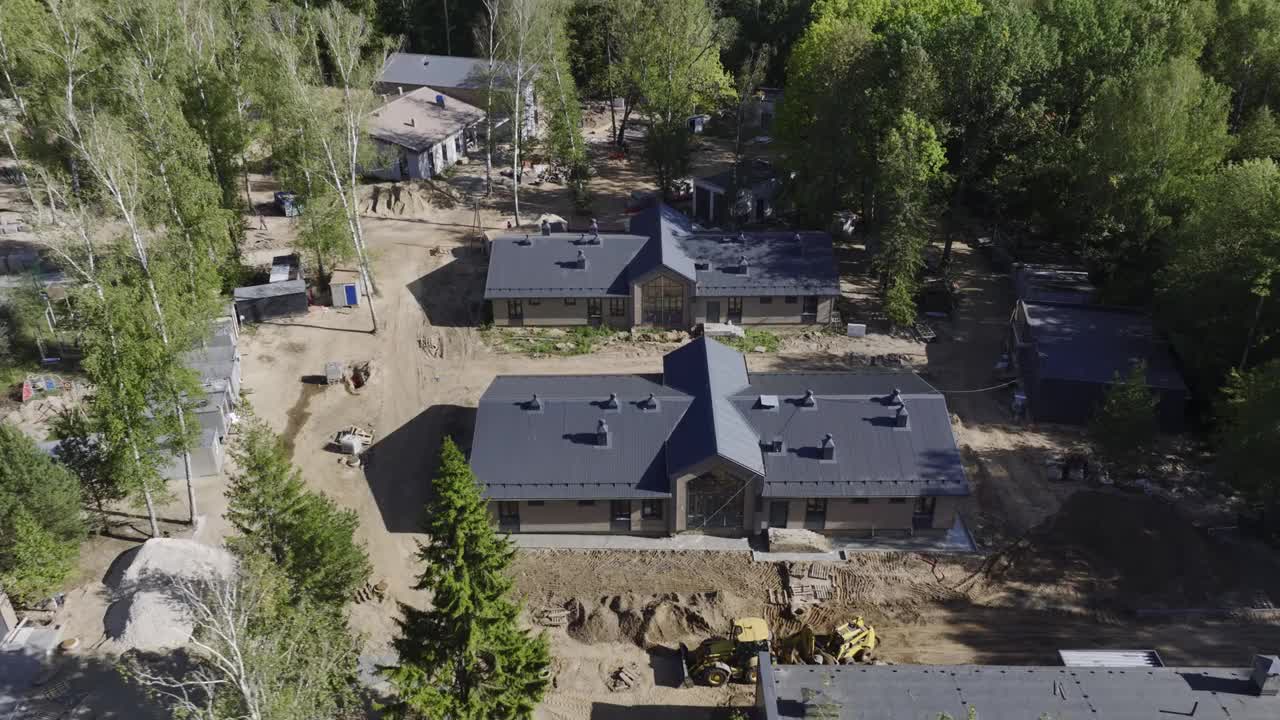在茂密森林附近建造现代村舍的过程视频下载