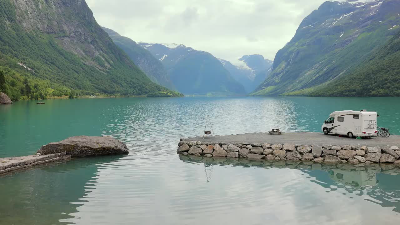 家庭度假旅行房车，假日旅行房车。美丽的大自然挪威的自然景观。视频下载