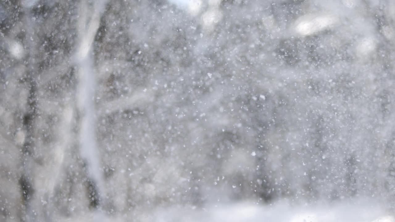 降雪时的冬季景观。冬日圣诞的抽象背景上超慢动作。视频下载