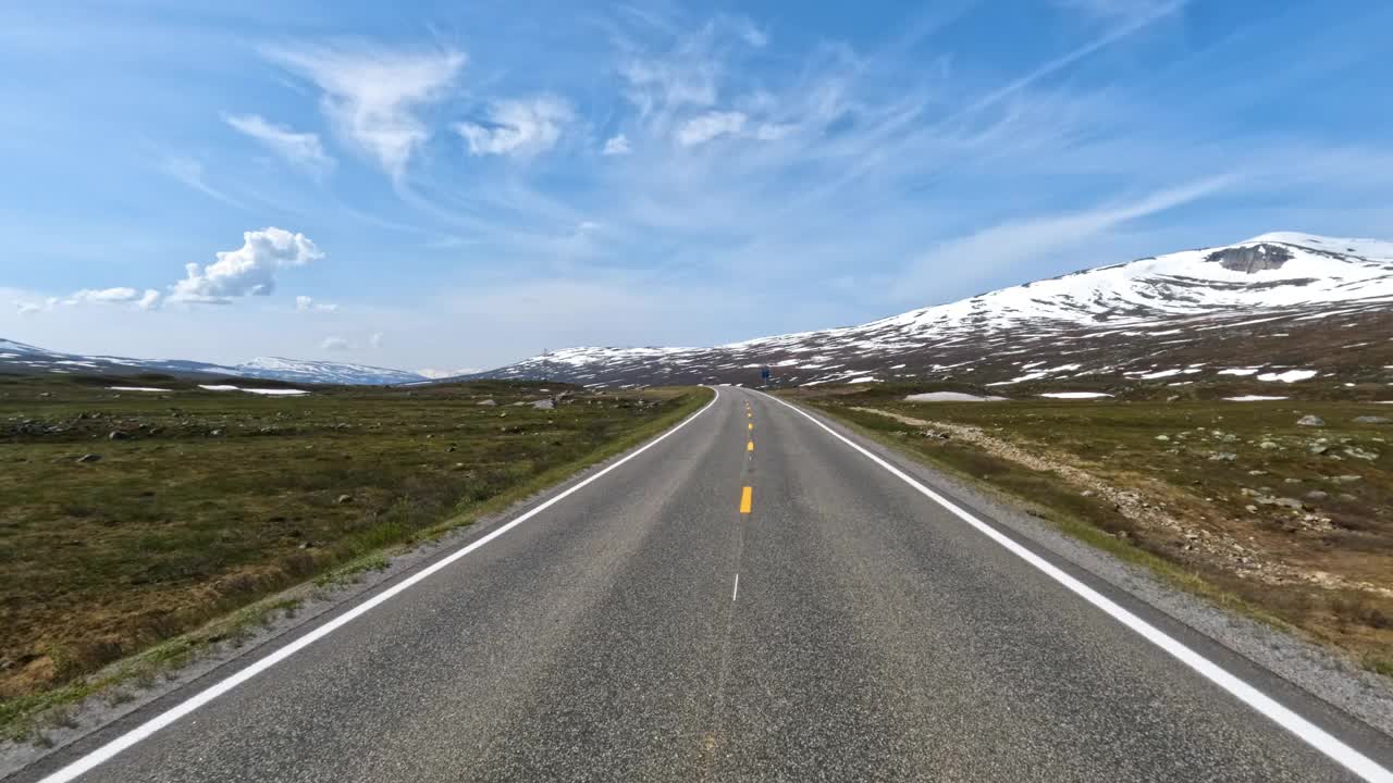 黎明时分在挪威的路上开车。开车的观点来看视频下载
