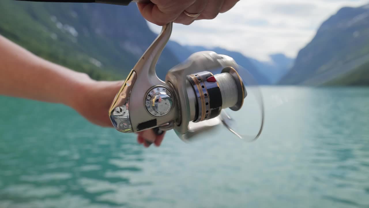 挪威妇女在纺线上钓鱼。视频下载