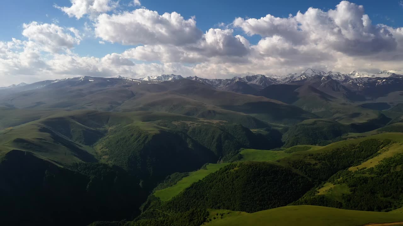 厄尔布鲁士山的地区。飞越高原。美丽的自然景观。视频下载