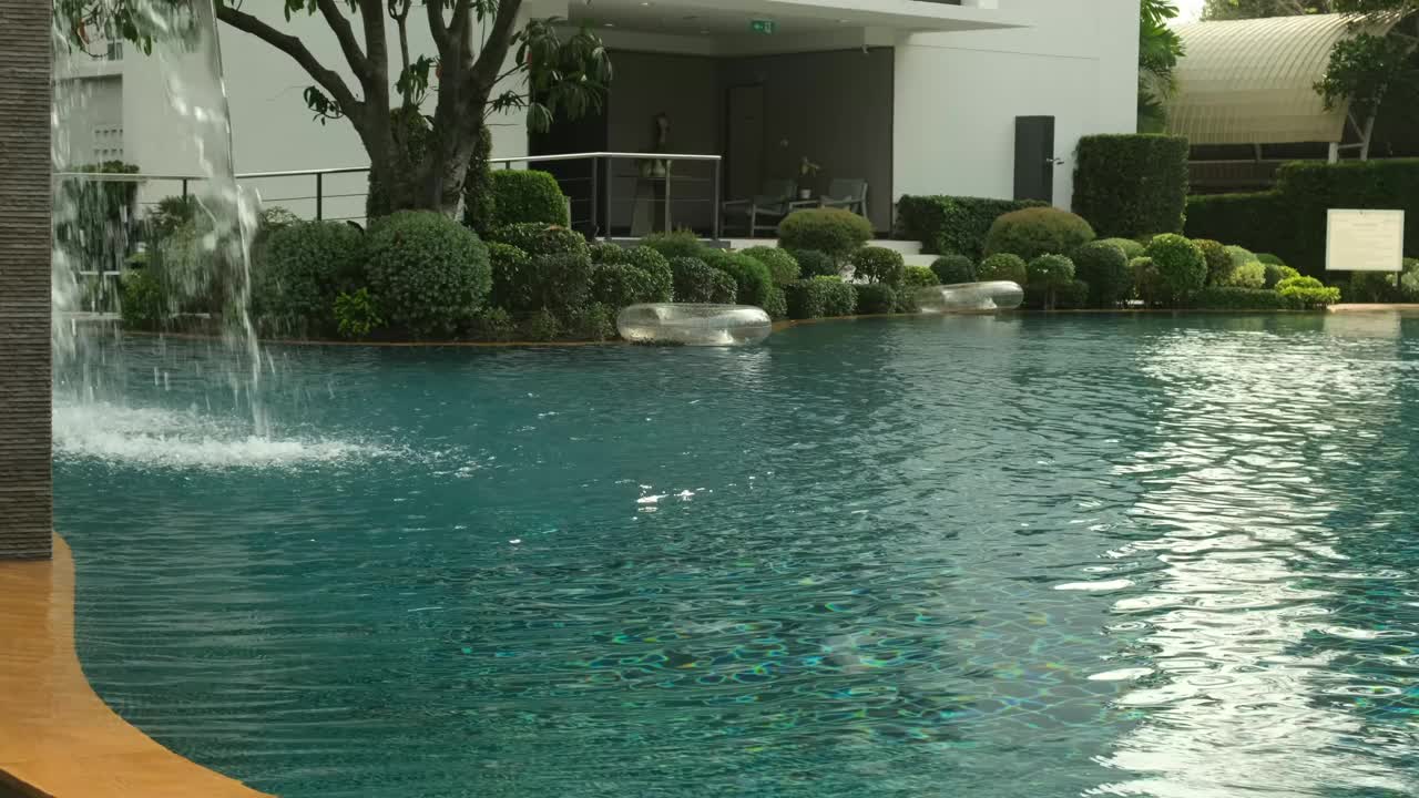 酒店附近有黄色和粉色充气环的游泳池视频素材