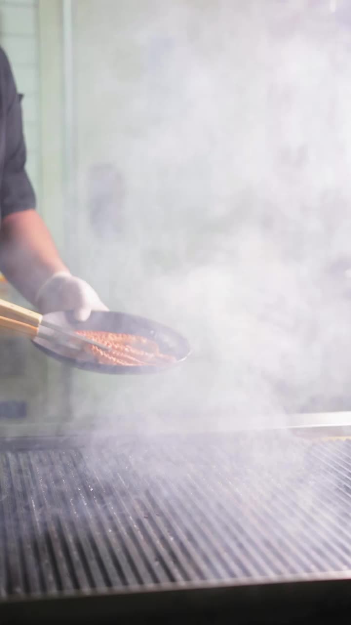 厨师烤章鱼:烟雾弥漫的厨房场景视频下载
