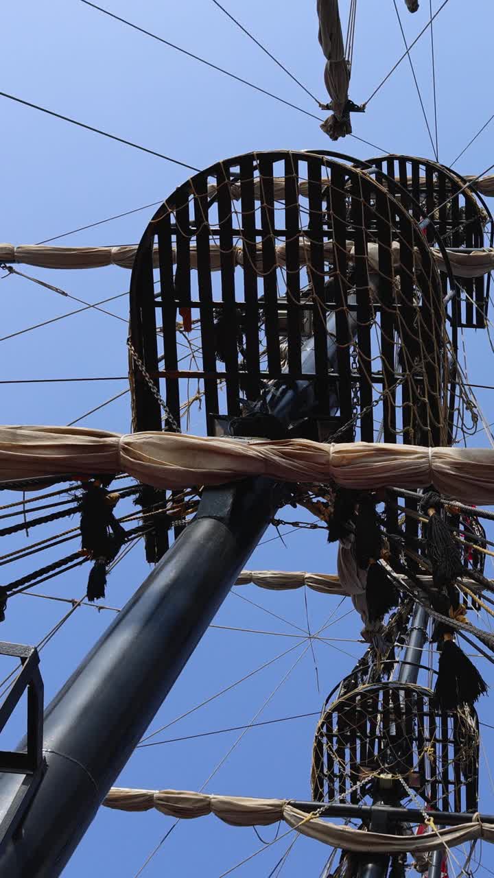 在一个阳光明媚的夏日，从海盗船上俯瞰的镜头显示了乌鸦窝和木梁，视频下载
