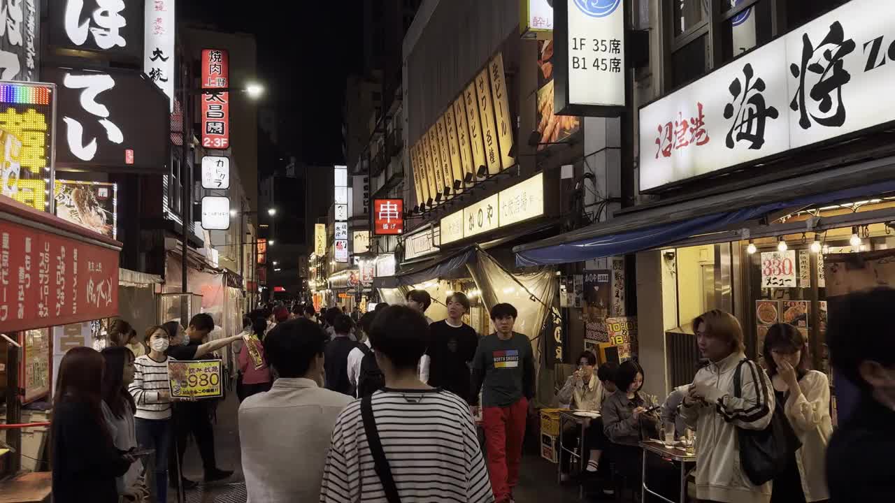 夜晚，东京上野街道上的人群视频下载
