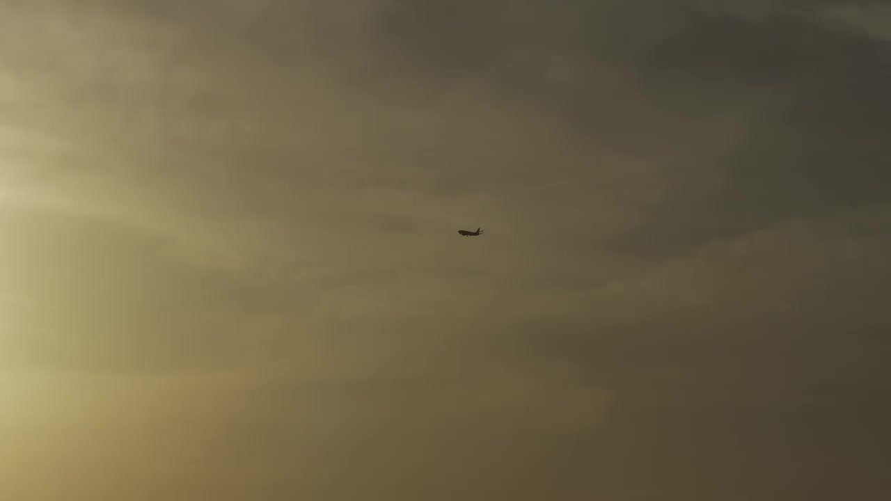 商用飞机在太阳前穿越视频下载