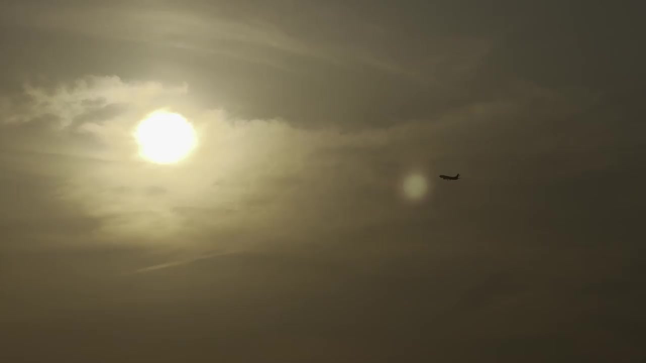 商用飞机在太阳前穿越视频下载