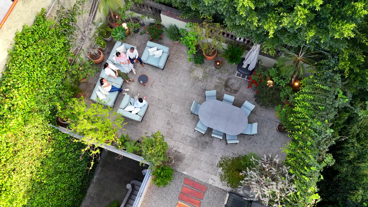 WS ZO鸟瞰屋顶花园的家庭共享饮料视频下载