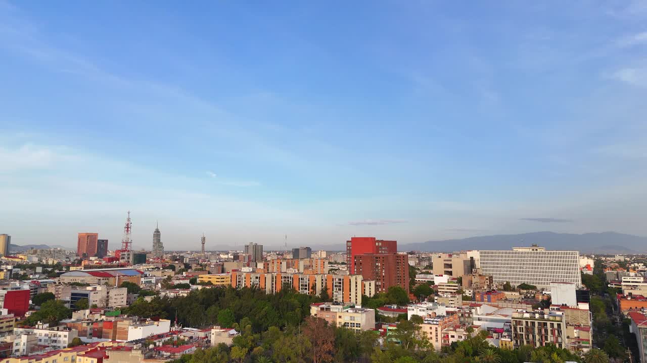 WS PAN从空中拍摄的墨西哥城日落视频下载