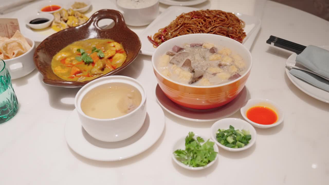一桌中国菜视频素材