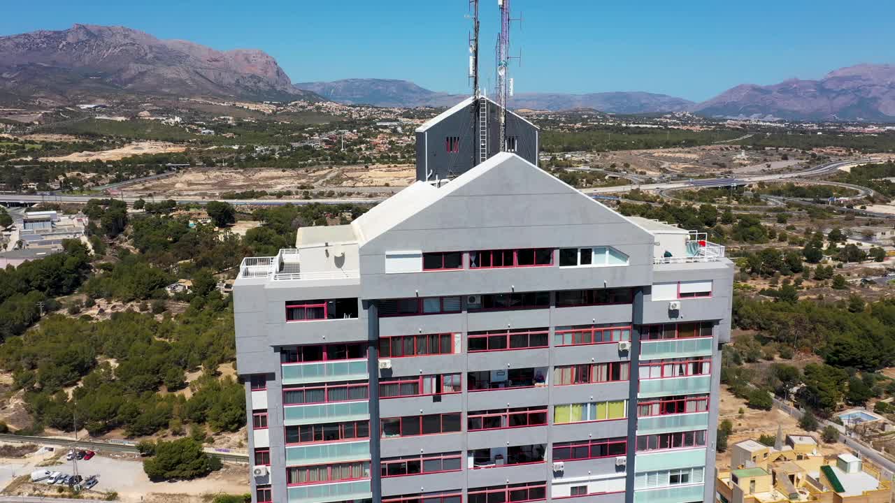 在一个阳光明媚的夏日，无人机拍摄了西班牙贝尼多姆北部的高层公寓视频下载