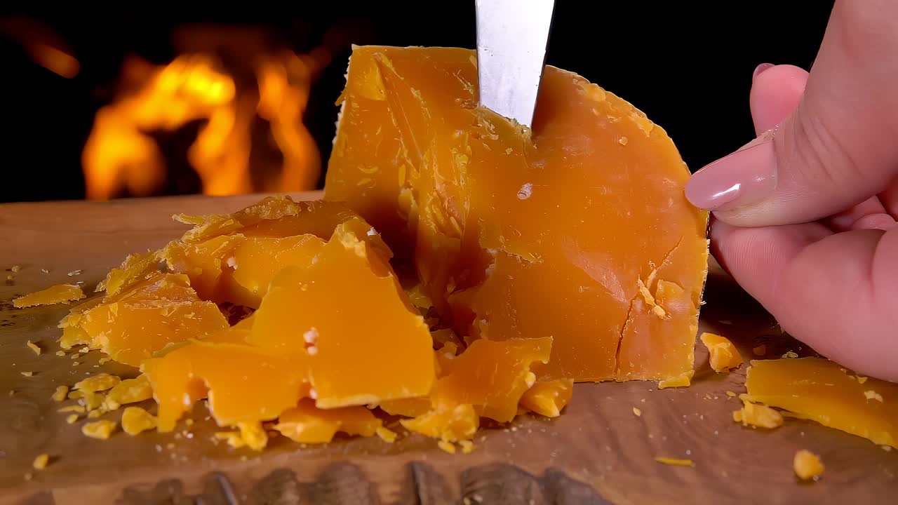 一把刀将一块坚硬的米莫莱特奶酪切开视频下载