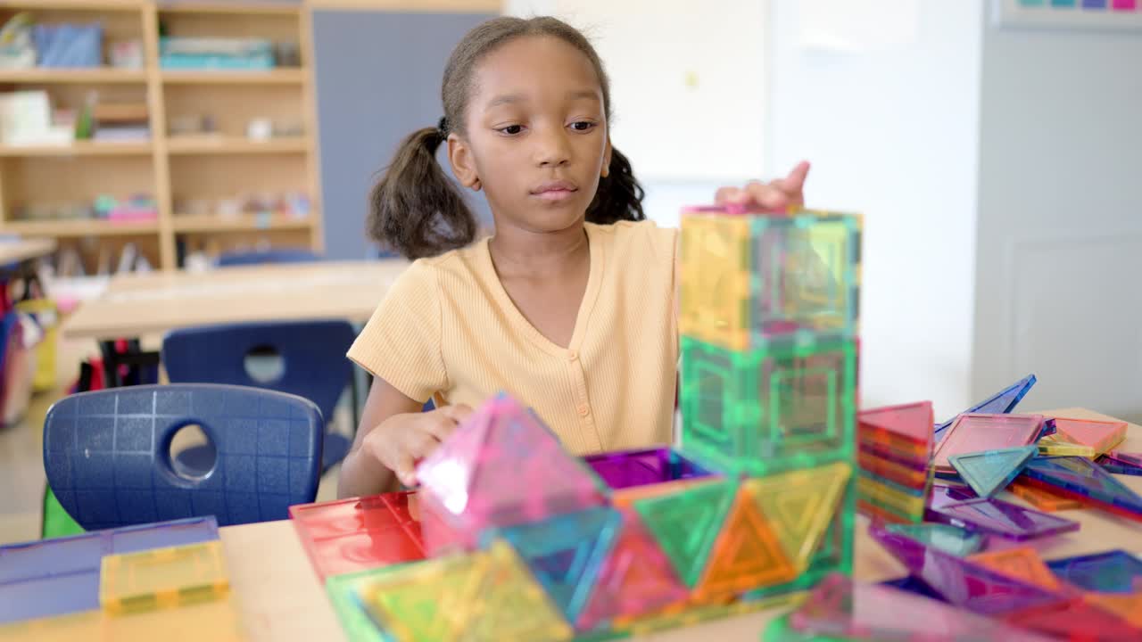 小学女生在教室里制作形状，并利用她的创造力发展几何形状视频下载