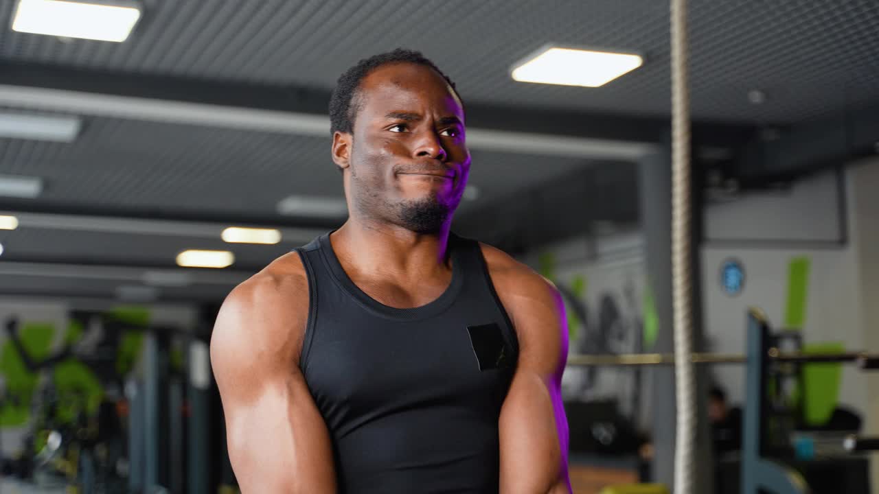 年轻的非洲健美运动员在健身房举重视频下载