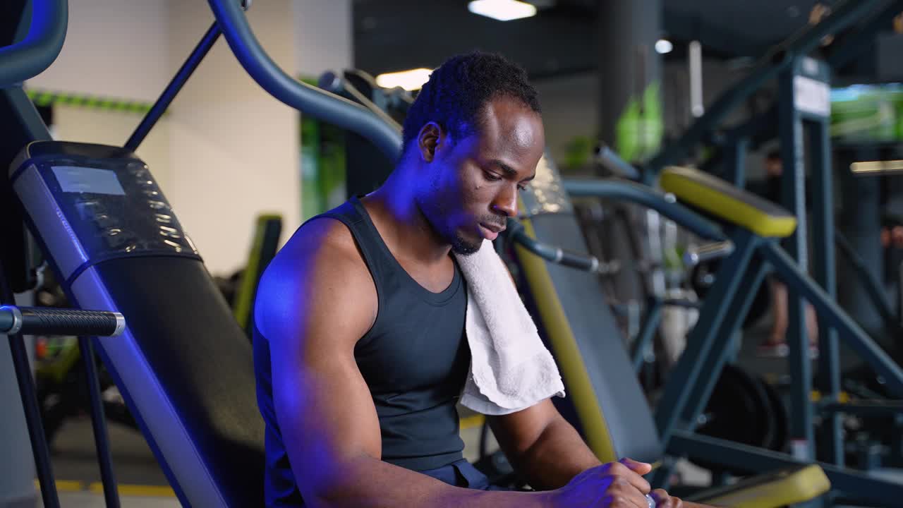 非裔美国运动员在健身房运动后喝水视频下载