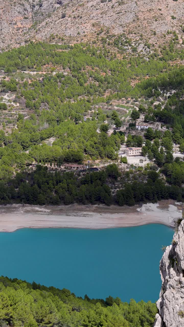 在西班牙阿利坎特的瓜达莱斯特镇，一个巨大的水库被称为瓜达莱斯特水库的肖像镜头显示了蓝色的水和背景中的山脉视频下载