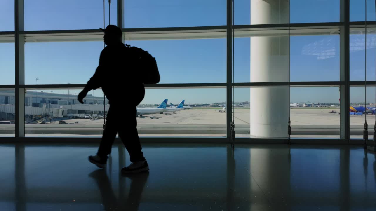 人们在机场候机楼行走的剪影。视频下载