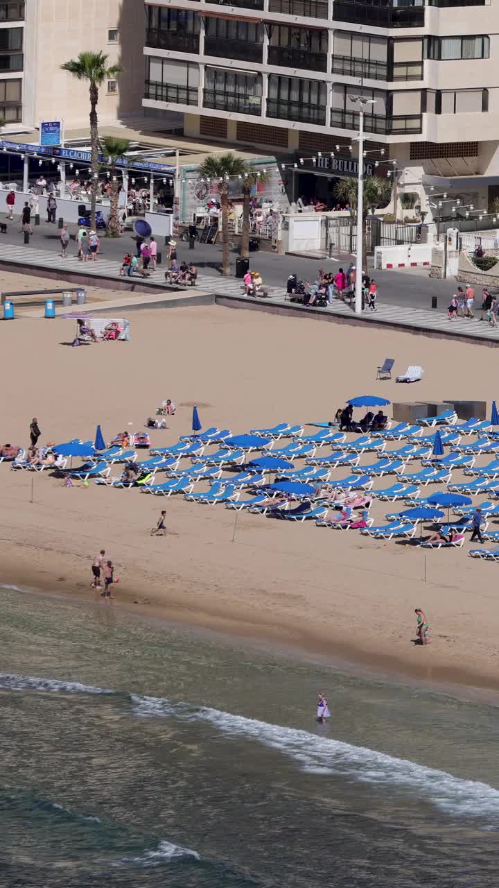 西班牙贝尼多姆海滩的航拍延时人像镜头，展示了著名的莱万特海滩上的人们在2小时的延时拍摄视频下载