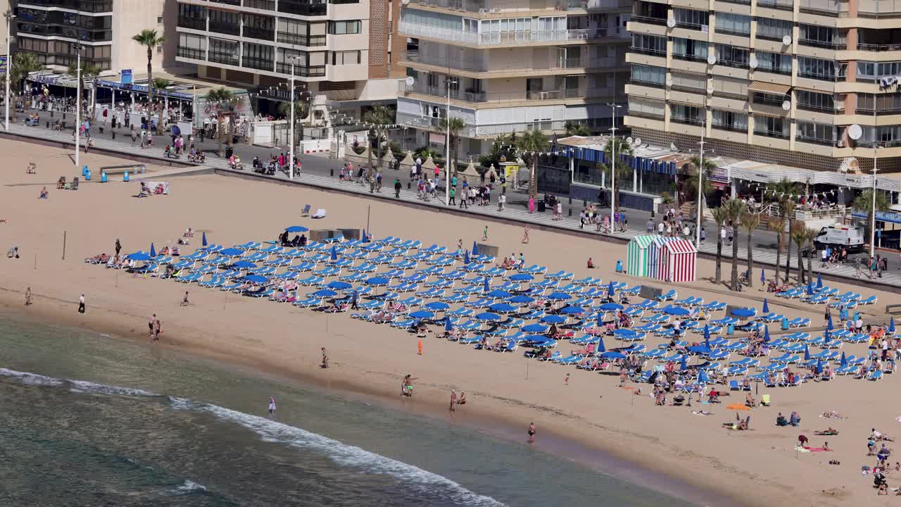 西班牙贝尼多姆海滩的无人机延时镜头，展示了著名的莱万特海滩上的人们在2小时内的延时镜头视频下载