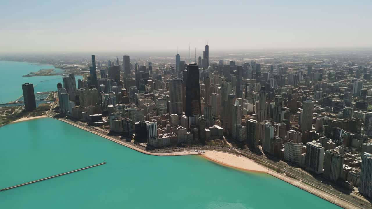 无人机拍摄的芝加哥市中心天际线。鸟瞰图视频下载