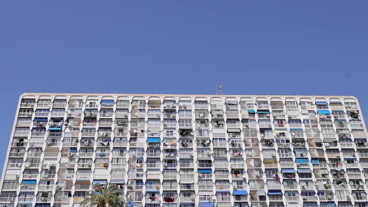 西班牙贝尼多姆镇一栋公寓楼的视频显示，在一个阳光明媚的夏日，公寓的窗户上，一些人把衣服挂在外面试穿视频下载
