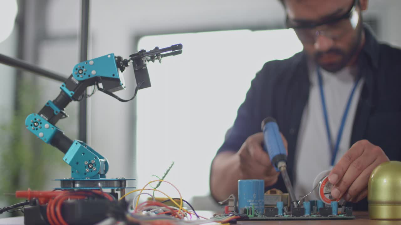 该男子打算一个当代手机器人学习计划，制造和培训机器人用于工业研究和发展的实验室或大学，机器人手臂，Stem - Topic视频下载