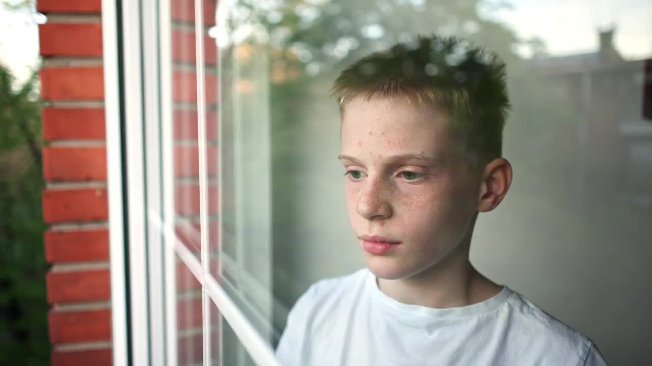 孤独的白人男孩，望着窗外视频下载
