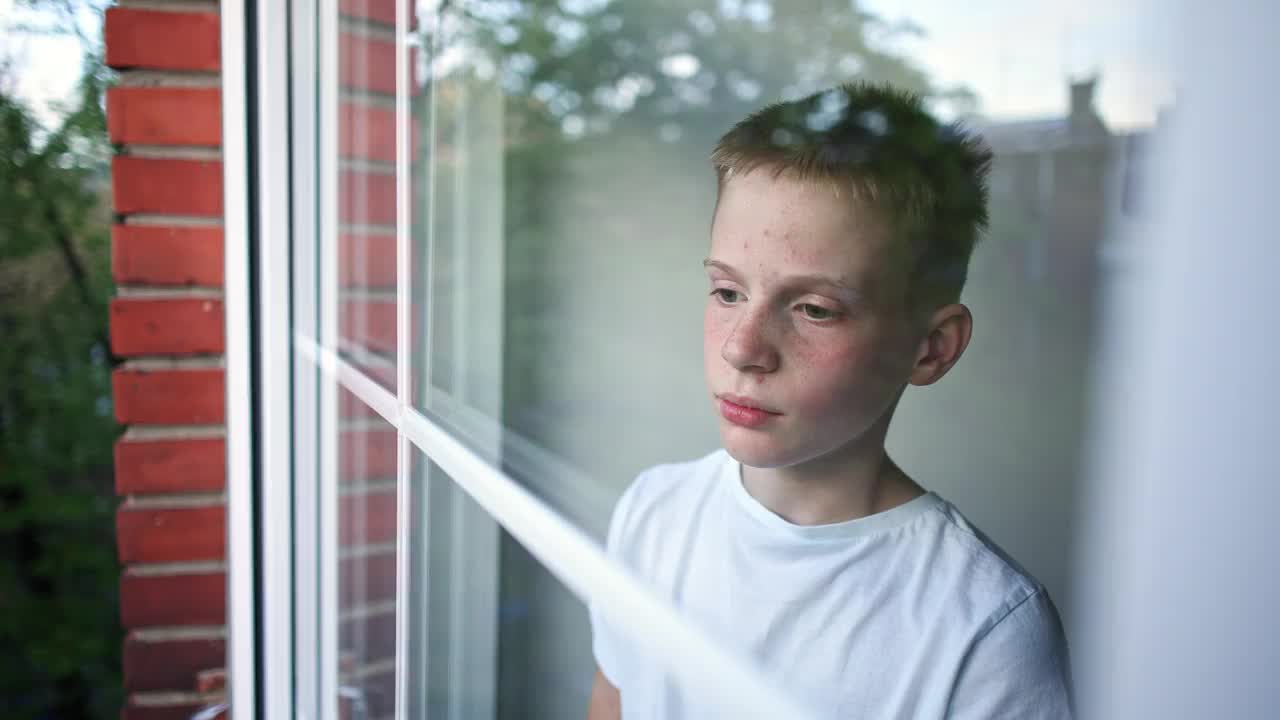 白种男孩用纸巾擤鼻涕，而呆在家里因为过敏的季节视频下载